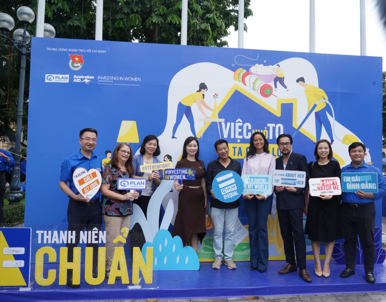 Hoa hậu H’hen Niê, nhà văn Hoàng Anh Tú cùng thanh niên kêu gọi thay đổi các định kiến giới trong lựa chọn nghề nghiệp, công việc Hoa hậu H’hen Niê, nhà văn Hoàng Anh Tú cùng thanh niên kêu gọi thay đổi các định kiến giới trong lựa chọn nghề nghiệp, công việc