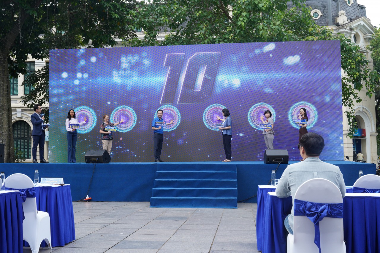 Hoa hậu H’hen Niê, nhà văn Hoàng Anh Tú cùng thanh niên kêu gọi thay đổi các định kiến giới trong lựa chọn nghề nghiệp, công việc Hoa hậu H’hen Niê, nhà văn Hoàng Anh Tú cùng thanh niên kêu gọi thay đổi các định kiến giới trong lựa chọn nghề nghiệp, công việc