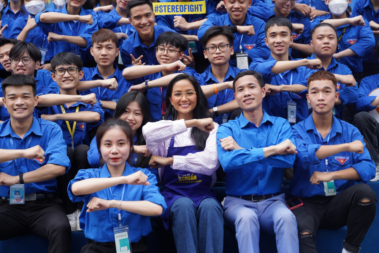 Hoa hậu H’hen Niê, nhà văn Hoàng Anh Tú cùng thanh niên kêu gọi thay đổi các định kiến giới trong lựa chọn nghề nghiệp, công việc Hoa hậu H’hen Niê, nhà văn Hoàng Anh Tú cùng thanh niên kêu gọi thay đổi các định kiến giới trong lựa chọn nghề nghiệp, công việc