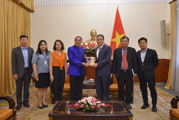 Đại sứ Tanee Sangrat tặng quà lưu niệm cho Thứ trưởng Đặng Minh Khôi (Ảnh: Tapchiquehuong) dai su tanee sangrat tang qua luu niem cho thu truong dang minh khoi anh tapchiquehuong