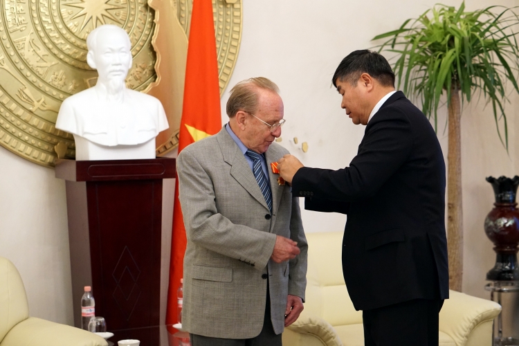 Đại sứ quán Việt Nam tại CHLB Đức đã trao tặng Huân chương Hữu nghị cho nhà báo Đức Hellmut Kapfenberge (Ảnh: TTXVN) dai su quan viet nam tai chlb duc da trao tang huan chuong huu nghi cho nha bao duc hellmut kapfenberge anh ttxvn