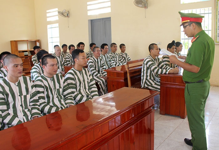 Cán bộ quản giáo Trại tạm giam Công an tỉnh tuyên truyền một số bộ luật liên quan đến công tác giáo dục, cải tạo đến các phạm nhân. can bo quan giao trai tam giam cong an tinh tuyen truyen mot so bo luat lien quan den cong tac giao duc cai tao den cac pham nhan