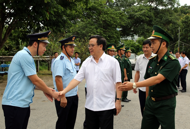 Ông Hoàng Bình Quân, Ủy viên Trung ương Đảng, Trưởng ban Đối ngoại Trung ương thăm hỏi cán bộ, chiến sĩ tại Trạm Biên phòng Cửa khẩu Quốc tế Tây Trang (Ảnh: Baodienbienphu) ong hoang binh quan uy vien trung uong dang truong ban doi ngoai trung uong tham hoi can bo chien si tai tram bien phong cua khau quoc te tay trang anh baodienbienphu