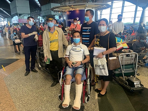 Công dân Việt Nam tại Malaysia chờ làm thủ tục lên máy bay về nước (Ảnh: Baoquocte) cong dan viet nam tai malaysia cho lam thu tuc len may bay ve nuoc anh baoquocte