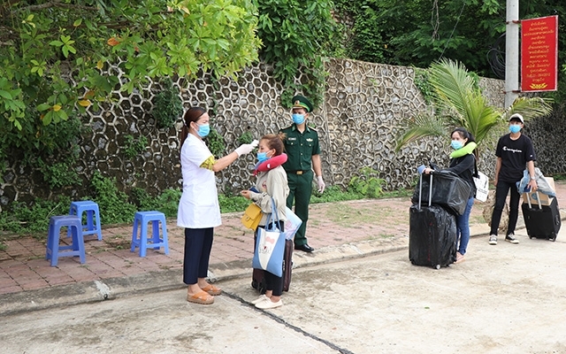 Cán bộ y tế tỉnh Sơn La thực hiện khiểm tra thân nhiệt và các biện pháp cách ly (Ảnh: Baonhandan) can bo y te ti nh son la thuc hien khiem tra than nhiet va cac bien phap cach ly anh baonhandan