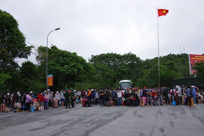 Điện Biên làm thủ tục nhập cảnh cho 1.044 du học sinh Lào vào Việt Nam (Ảnh: Anh Dũng) dien bien lam thu tuc nhap canh cho 1044 du hoc sinh lao vao viet nam anh anh dung