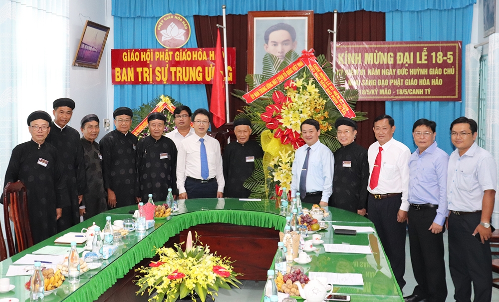 Đoàn công tác của Ủy ban Trung ương MTTQVN chúc mừng Ban Trị sự Trung ương Giáo hội Phật giáo Hòa hảo nhân dịp lễ khai sáng đạo. doan cong tac cua uy ban trung uong mttqvn chuc mung ban tri su trung uong giao hoi phat giao hoa hao nhan dip le khai sang dao