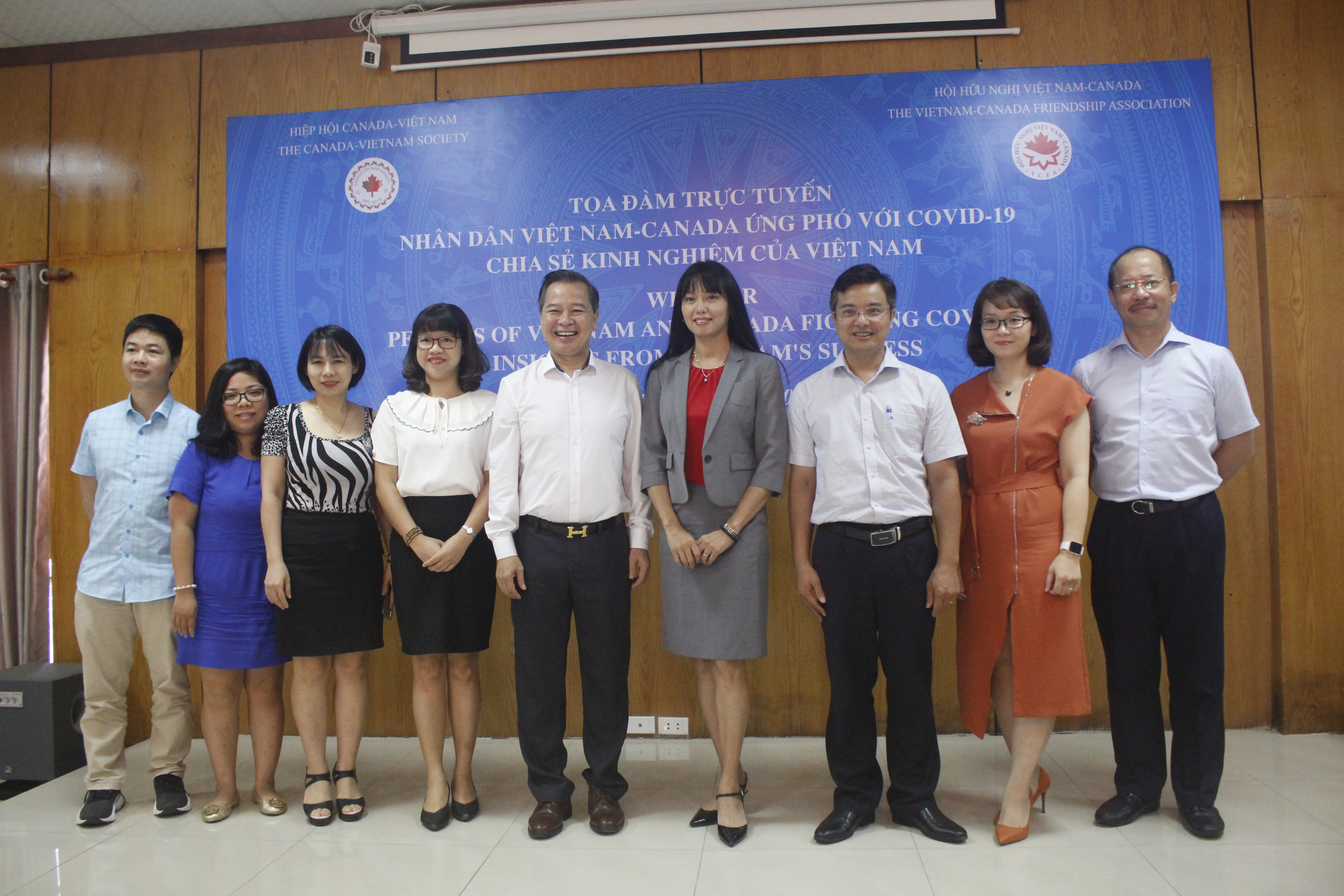 Các đại biểu tại Hà Nội chụp ảnh lưu niệm. cac dai bieu tai ha noi chup anh luu niem
