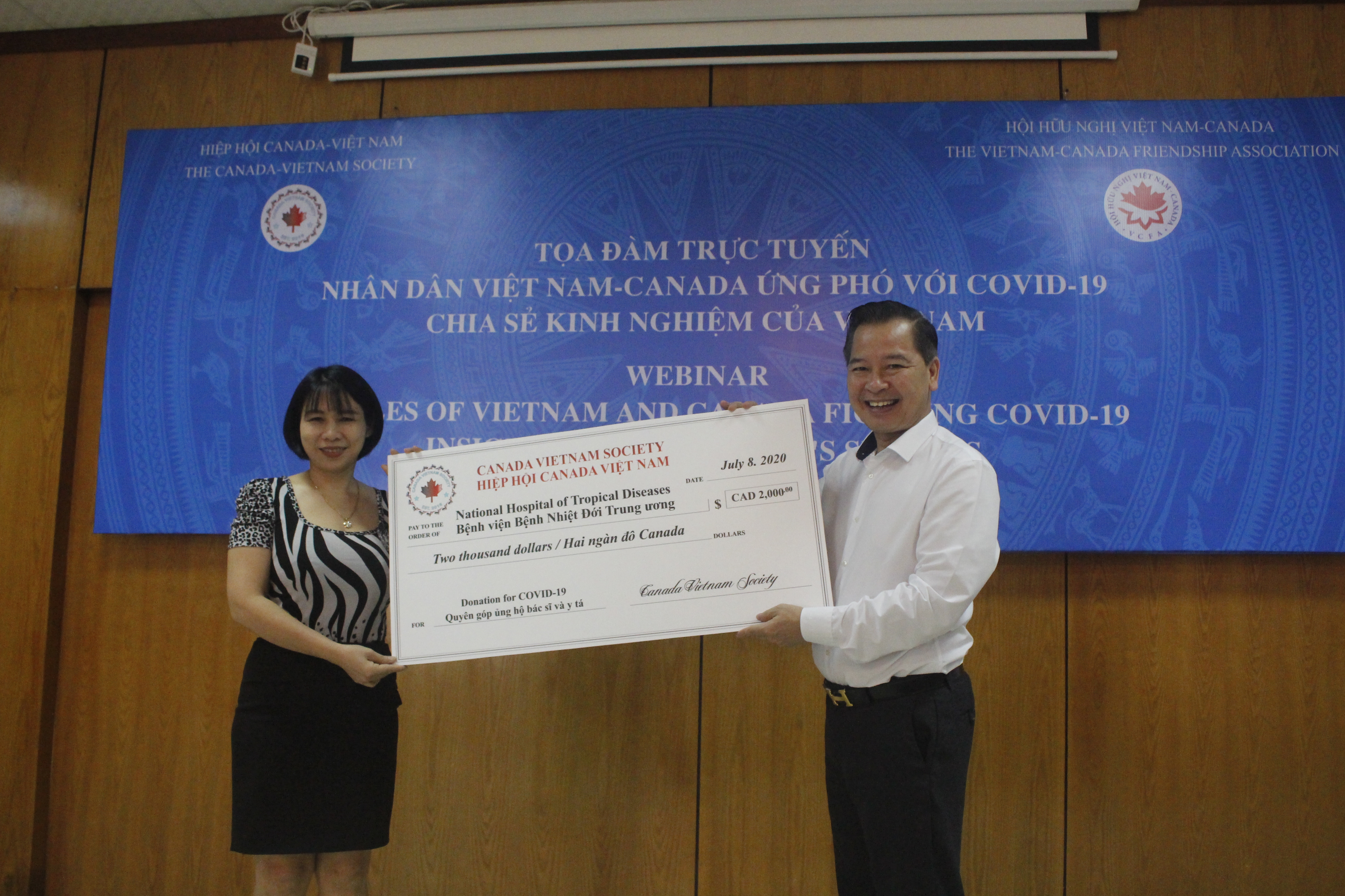 Hiệp hội Canada-Việt Nam tặng Bệnh viện Nhiệt đới trung ương hai tấm séc tượng trưng với số tiền 2.000 CAD. hiep hoi canada viet nam tang benh vien nhiet doi trung uong hai tam sec tuong trung voi so tien 2000 cad