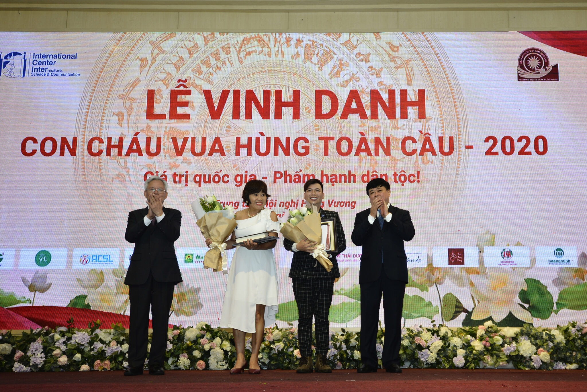 truong ban giam khao cuoc thi quoc to viet nam toan cau online 2020 trao giai cho 2 tac pham doat giai nhat