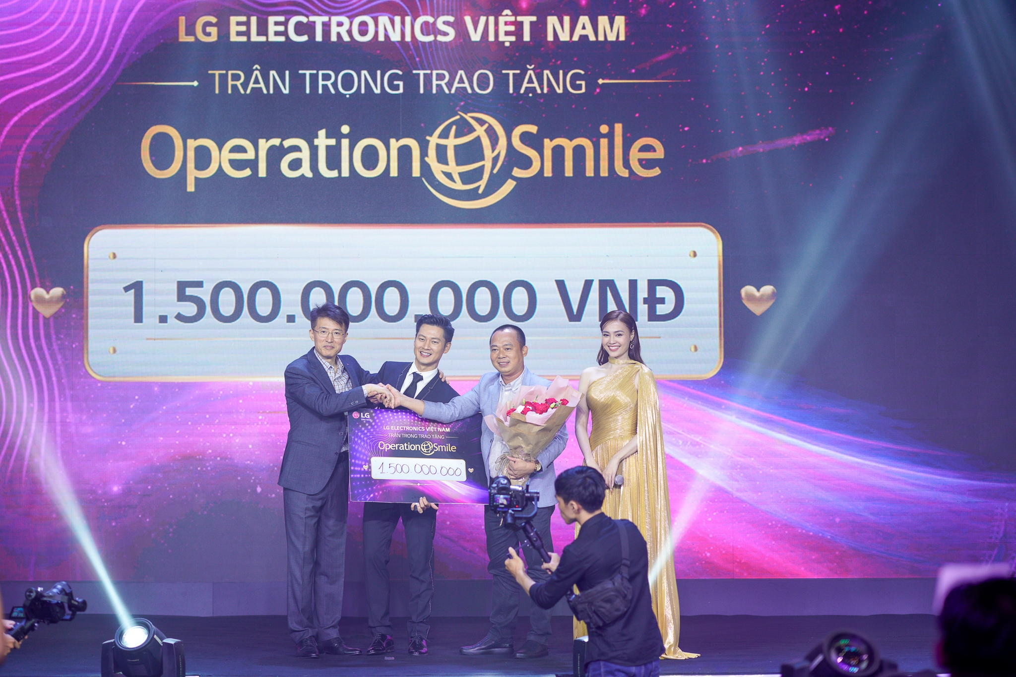 lg da danh tang 15 ty dong tu viec ban dau gia cho to chuc phau thuat nu cuoi operation smile