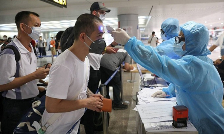 Công dân được kiểm tra thân nhiệt trước khi lên máy bay (Ảnh: Vnexpress) cong dan duoc kiem tra than nhiet truoc khi len may bay anh vnexpress