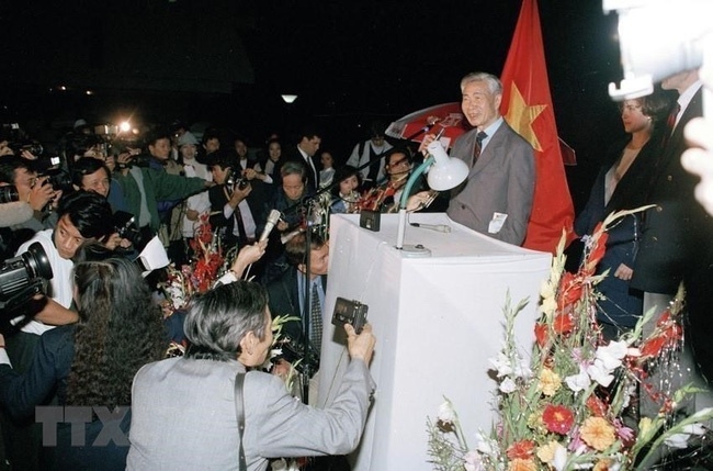 Bộ trưởng Ngoại giao Nguyễn Cơ Thạch họp báo tại Hà Nội tối 4/2/1994 nhân việc Mỹ bãi bỏ lệnh cấm vận thương mại với Việt Nam (Ảnh: TTXVN) 4020 viet nam hoa ky 25 nam mot chang duong 1