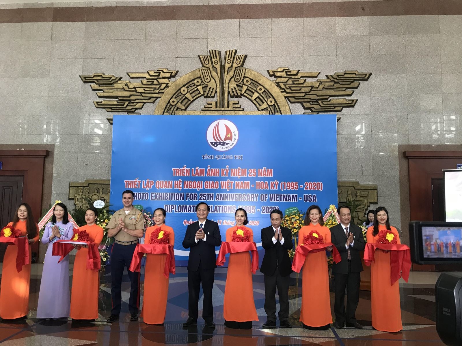 Các đại biểu cắt băng khai mạc triển lãm (Ảnh: Truyenhinhquangtri) cac dai bieu cat bang khai mac trien lam anh truyenhinhquangtri