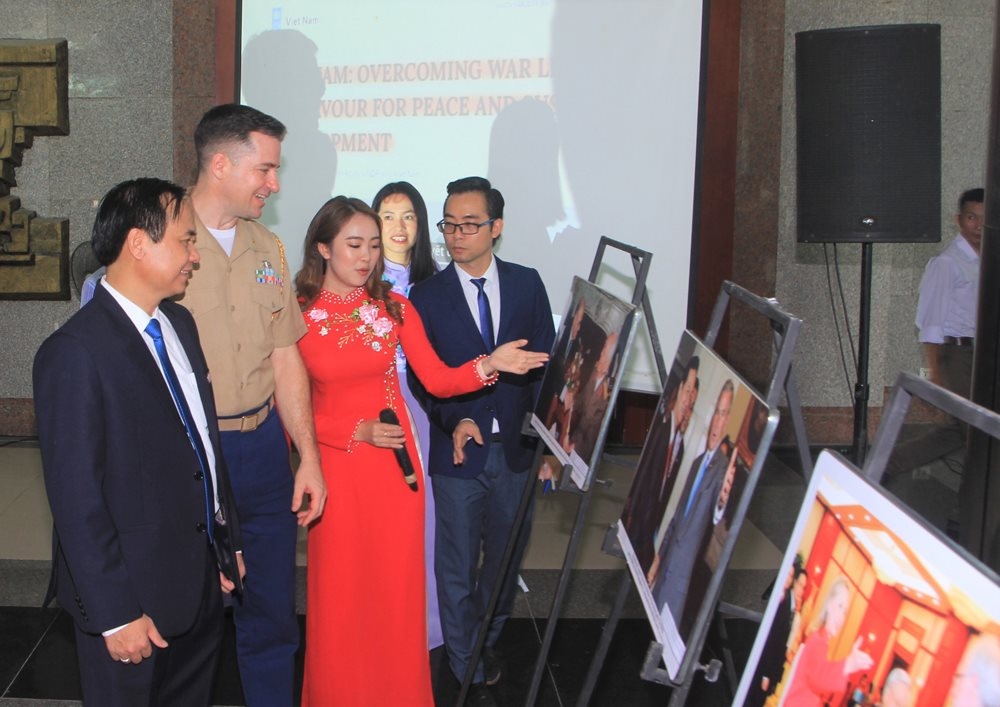 Các đại biểu thăm quan các tác phẩm trưng bày tại triễn lãm (Ảnh: Baotainguyenmoitruong) cac dai bieu tham quan cac tac pham trung bay tai trien lam anh baotainguyenmoitruong