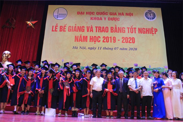 Lãnh đạo Khoa Y dược Đại học quốc gia Hà Nội và các thầy chúc mừng tân cử nhân (Ảnh: Laoexpress) lanh dao khoa y duoc dai hoc quoc gia ha noi va cac thay chuc mung tan cu nhan anh laoexpress