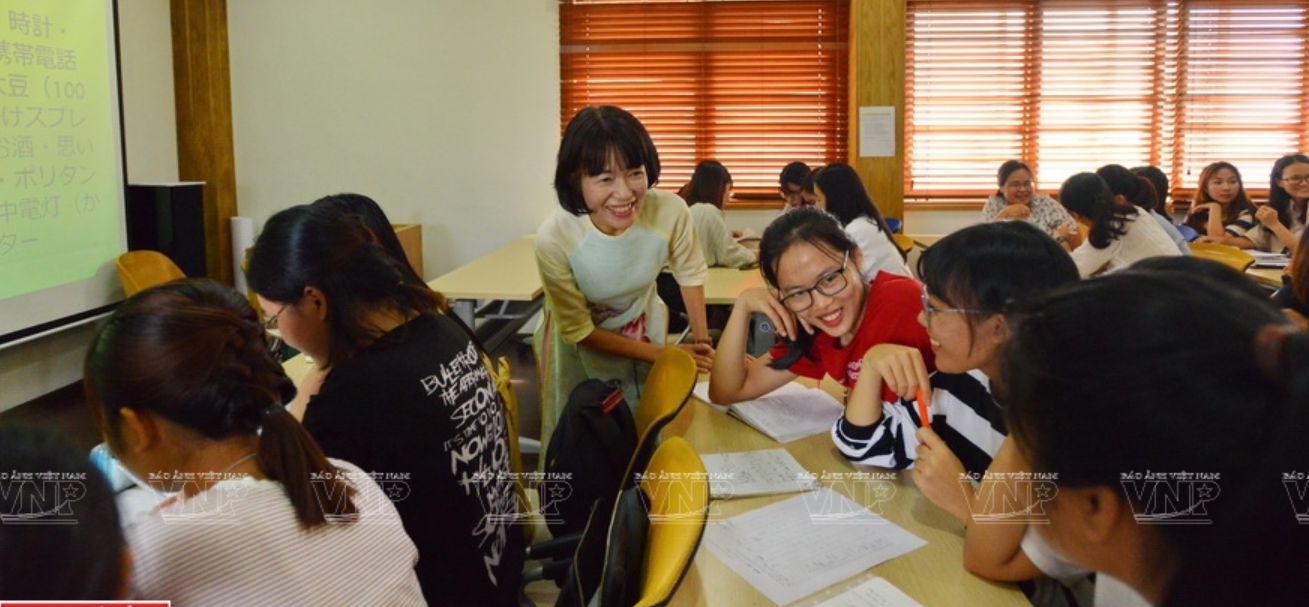 Hoạt động học nhóm hào hứng giữa cô Shuto Mika và các bạn sinh viên (Ảnh: Baoanhvietnam) hoat dong hoc nhom hao hung giua co shuto mika va cac ban sinh vien anh baoanhvietnam