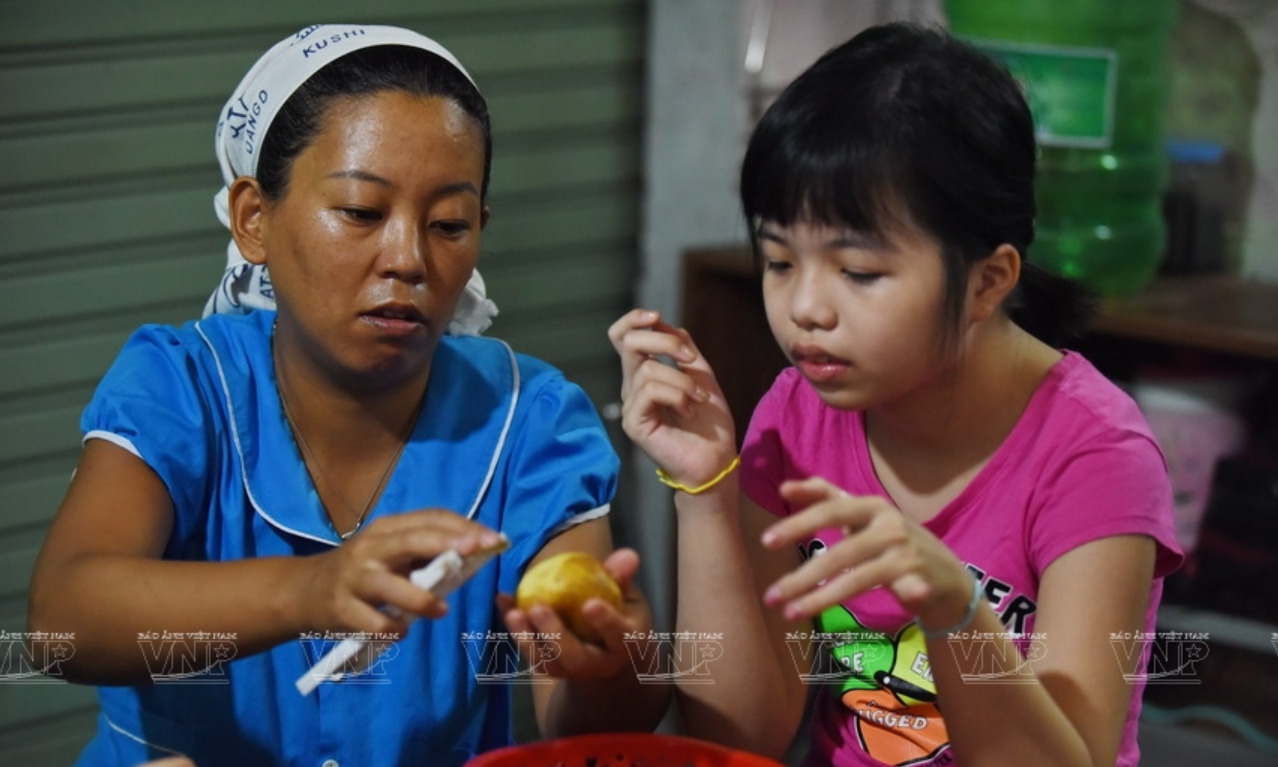 Tình nguyện viên Ito Mai hướng dẫn các bé cách làm đồ ăn (Ảnh: Baoanhvietnam) tinh nguyen vien ito mai huong dan cac be cach lam do an anh baoanhvietnam