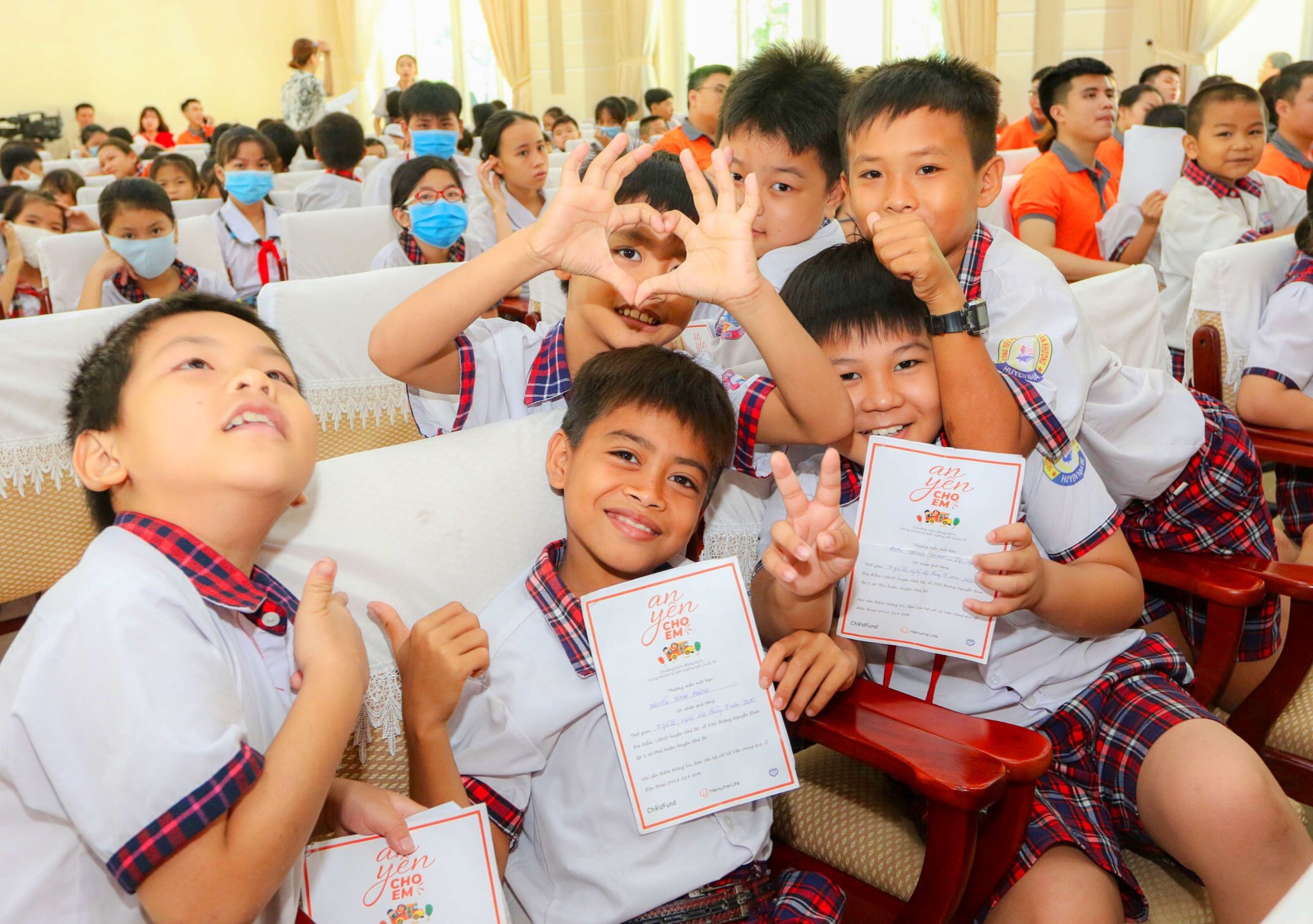 Niềm vui của các em nhỏ bị ảnh hưởng bởi dịch Covid—19 khi nhận những món quà ý nghĩa từ chương trình An yên cho em. niem vui cua cac em nho bi anh huong boi dich covid 19 khi nhan nhung mon qua y nghia tu chuong trinh an yen cho em