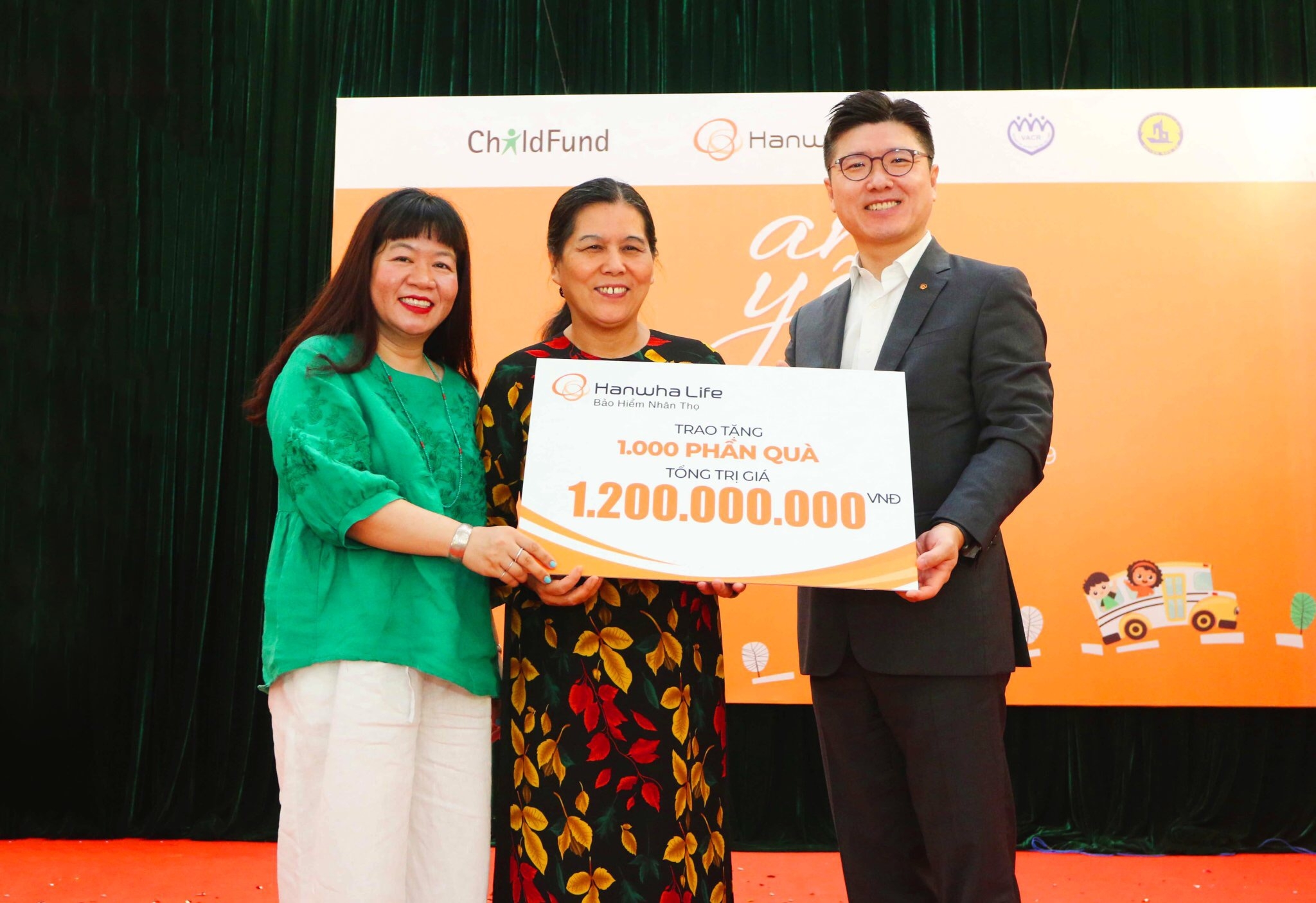 ChildFund cùng các đối tác trao tặng 1 000 phần quà cho trẻ em 4 tỉnh Việt Nam childfund cung cac doi tac trao tang 1000 phan qua cho tre em 4 tinh viet nam
