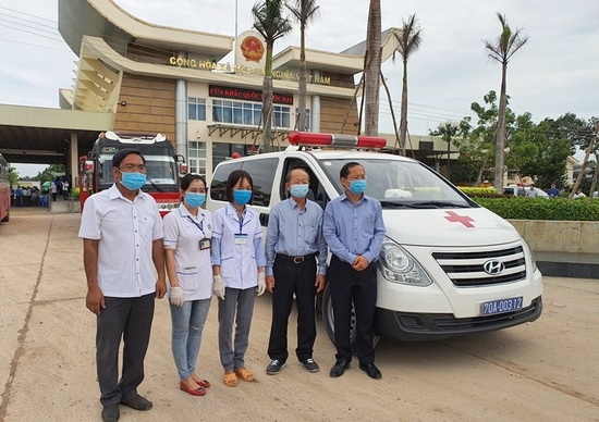 dai su campuchia tai viet nam chay navuth bia phai va lanh dao so y te tay ninh tai buoi tiep nhan du hoc sinh campuchia anh baotayninh