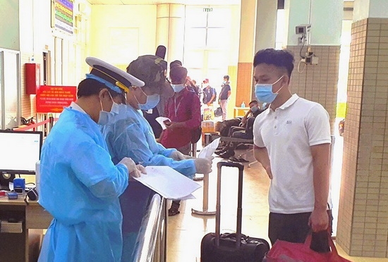 du hoc sinh campuchia lam thu tuc khai bao y te anh baotayninh