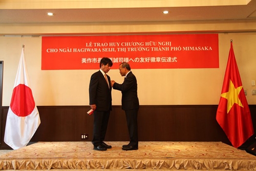 dai su vu hong nam gan huy chuong huu nghi cho ong seiji hagiwara anh ttxvn