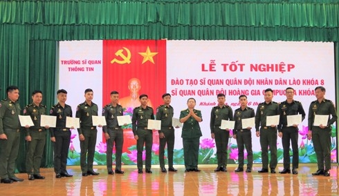 Tỉnh Khánh Hòa trao bằng tốt nghiệp cho 18 sĩ quan Lào và Campuchia tinh khanh hoa trao bang tot nghiep cho 18 si quan lao va campuchia