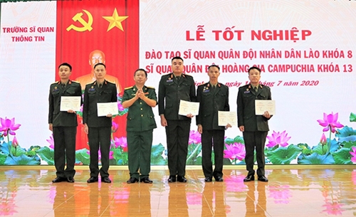 Trao bằng tốt nghiệp cho các học viên Lào (Ảnh: Baonhandan) trao bang tot nghiep cho cac hoc vien lao anh baonhandan