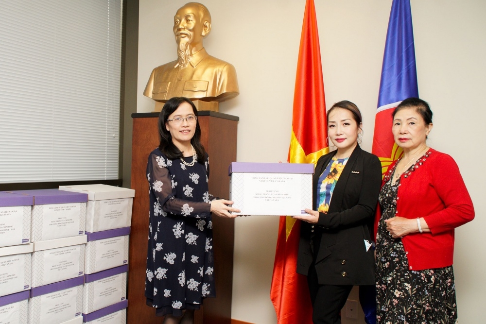Đại diện bà con Việt Kiều nhận quà từ Chính phủ (Ảnh: Baoquocte) dai dien ba con viet kieu nhan qua tu chinh phu anh baoquocte