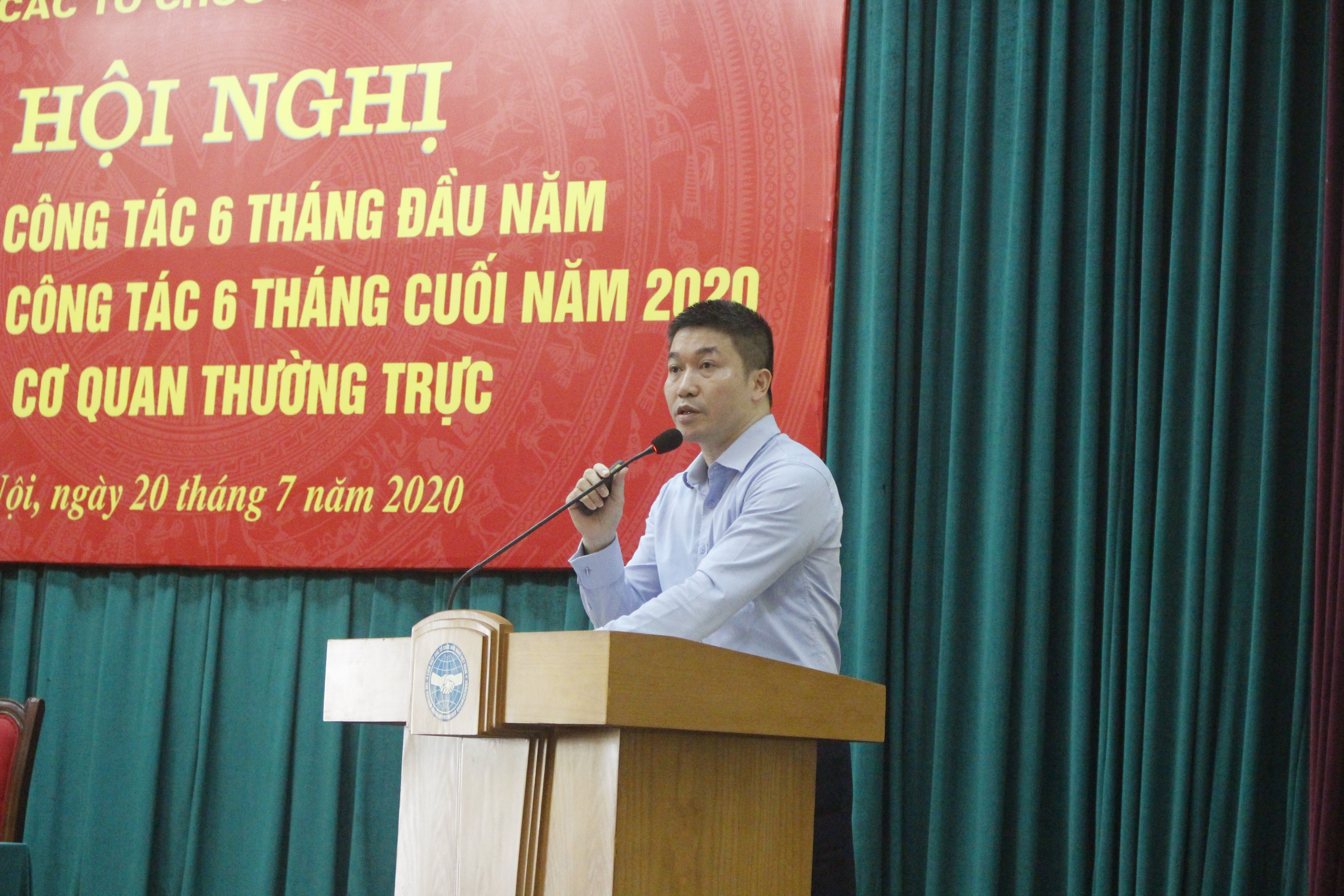 Phó Chủ tịch kiêm Tổng thư ký Liên hiệp các tổ chức hữu nghị Việt Nam Phan Anh Sơn báo cáo sơ kết công tác 6 đầu năm và triển khai công tác 6 tháng cuối năm 2020. pho chu tich kiem tong thu ky lien hiep cac to chuc huu nghi viet nam phan anh son bao cao so ket cong tac 6 dau nam va trien khai cong tac 6 thang cuoi nam 2020