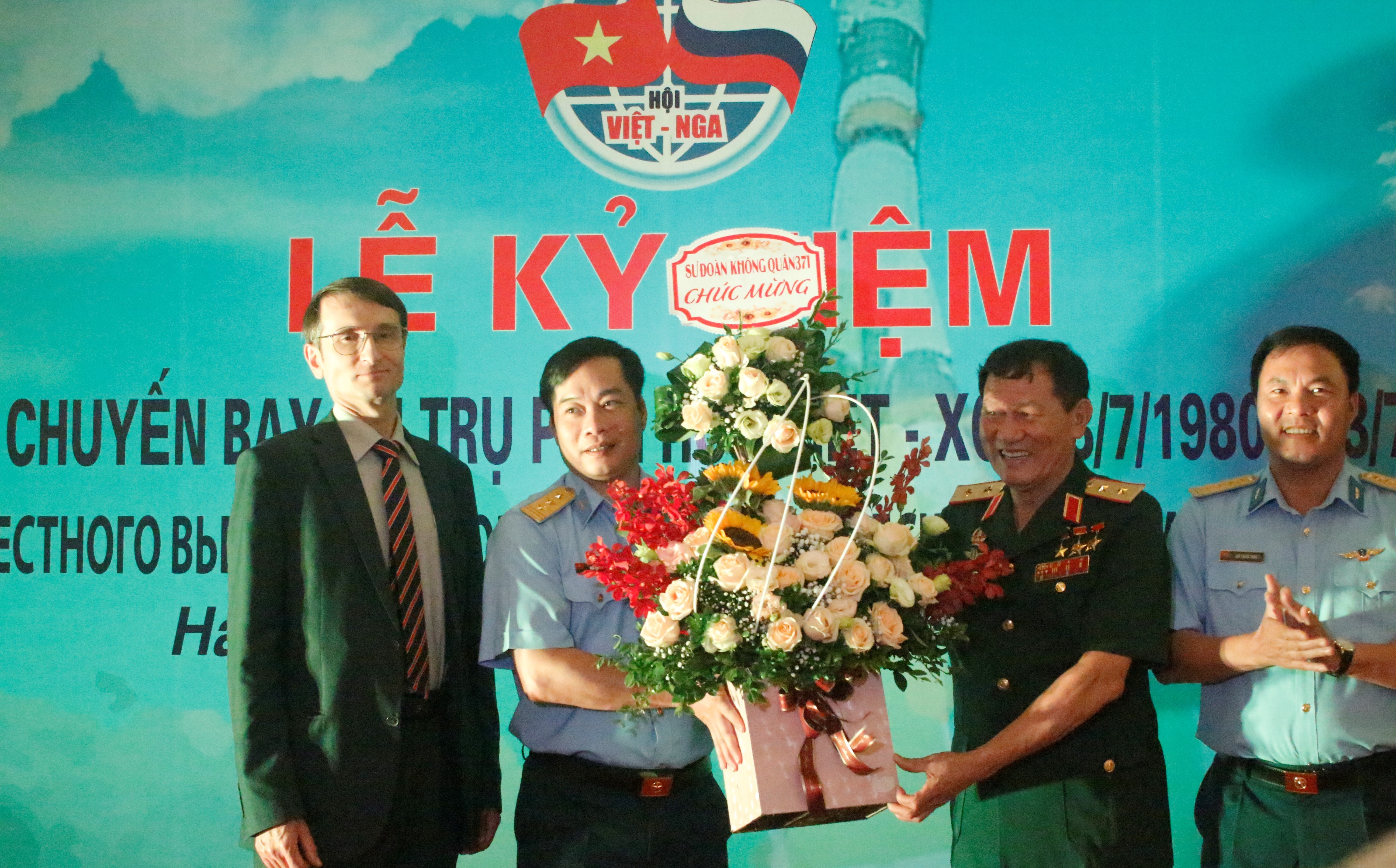 Trung tướng Phạm Tuân Mối quan hệ Việt Nam Liên bang Nga có từ Trái Đất trên bầu trời dưới biển và bây giờ là trong vũ trụ trung tuong pham tuan moi quan he viet nam lien bang nga co tu trai dat tren bau troi duoi bien va bay gio la trong vu tru