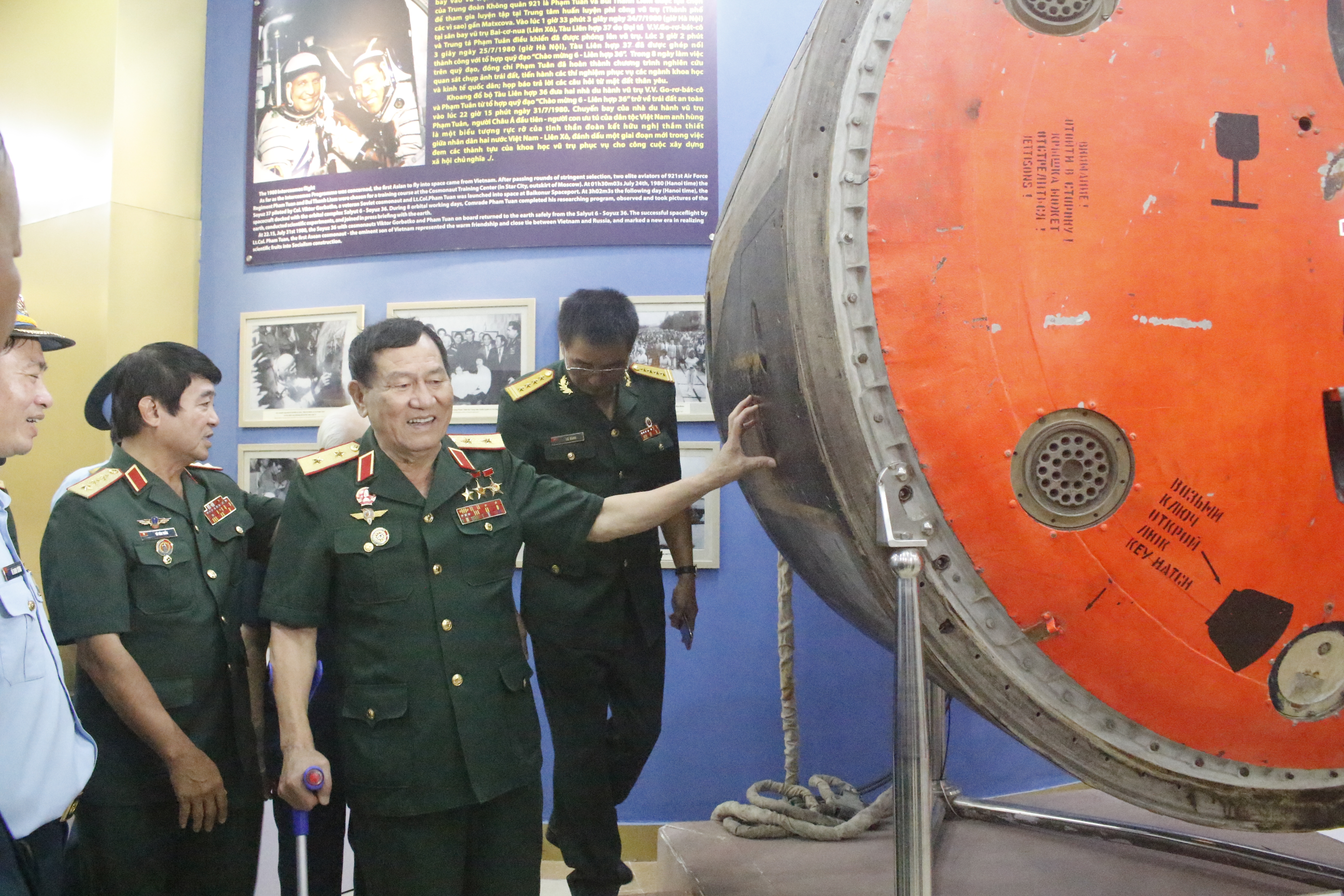 Trung tướng Phạm Tuân Mối quan hệ Việt Nam Liên bang Nga có từ Trái Đất trên bầu trời dưới biển và bây giờ là trong vũ trụ trung tuong pham tuan moi quan he viet nam lien bang nga co tu trai dat tren bau troi duoi bien va bay gio la trong vu tru