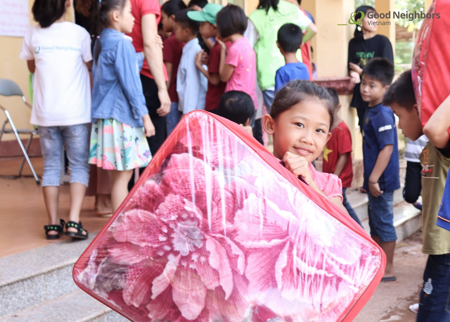 Niềm vui của các em nhỏ khi nhận quà bảo trợ từ GNI. niem vui cua cac em nho khi nhan qua bao tro tu gni