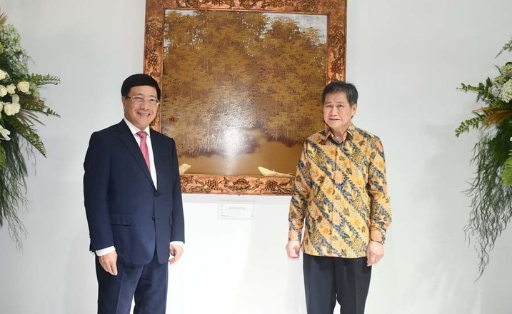 Phó Thủ tướng, Bộ trưởng Ngoại giao Phạm Bình Minh đã tặng Trụ sở mới của Ban Thư ký ASEAN bức tranh sơn mài Tre vàng Việt Nam. pho thu tuong bo truong ngoai giao pham binh minh da tang tru so moi cua ban thu ky asean buc tranh son mai tre vang viet nam