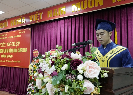 Đại diện tân bác sĩ y khoa nước Campuchia phát biểu cảm tưởng (Ảnh: Đại học Y Dược Thái Bình) dai dien tan bac si y khoa nuoc campuchia phat bieu cam tuong anh dai hoc y duoc thai binh