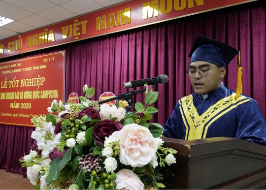Đại diện tân bác sĩ y khoa nước CHDCND Lào phát biểu cảm tưởng (Ảnh: Đại học Y Dược Thái Bình) dai dien tan bac si y khoa nuoc chdcnd lao phat bieu cam tuong anh dai hoc y duoc thai binh