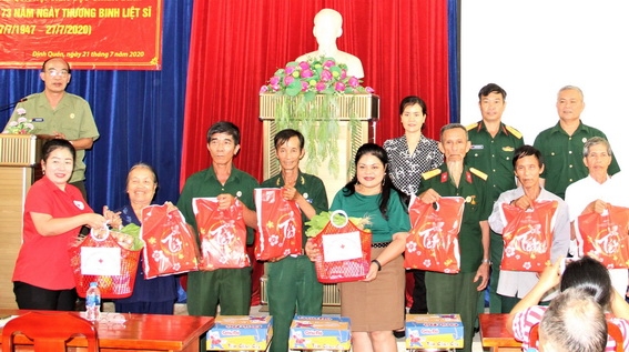 Người có công, gia đình chính sách là Hội viên Hội Hữu nghị Việt Nam - Campuchia đang sinh sống tại H.Định Quán nhận quà do Hội Chữ thập đỏ tỉnh trao tặng (Ảnh: Văn Truyên) nguoi co cong gia dinh chinh sach la hoi vien hoi huu nghi viet nam campuchia dang sinh song tai hdinh quan nhan qua do hoi chu thap do tinh trao tang anh van truyen