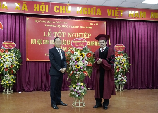 Ông Chay Navuth - Đại sứ đặc mệnh toàn quyền Vương quốc Campuchia tại Việt Nam chúc mừng Nhà trường ong chay navuth dai su dac menh toan quyen vuong quoc campuchia tai viet nam chuc mung nha truong