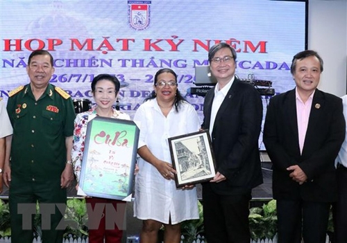 Lãnh đạo HUFO và Hội hữu nghị Việt Nam-Cuba thành phố Hồ Chí Minh tặng tranh cho bà Indira Lopez Arguelles, Tổng lãnh sự Cộng hòa Cuba tại TP.Hồ Chí Minh (Ảnh: TTXVN) lanh dao hufo va hoi huu nghi viet nam cuba thanh pho ho chi minh tang tranh cho ba indira lopez arguelles tong lanh su cong hoa cuba tai tpho chi minh anh ttxvn