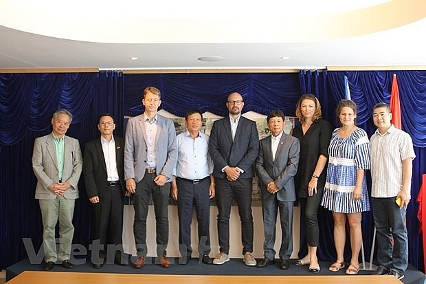 Đoàn Ủy ban dân tộc thiểu số Praguelàm việc với lãnh đạo Hội người Việt Nam tại Séc (Ảnh: Vietnam+) doan uy ban dan toc thieu so praguelam viec voi lanh dao hoi nguoi viet nam tai sec anh vietnam