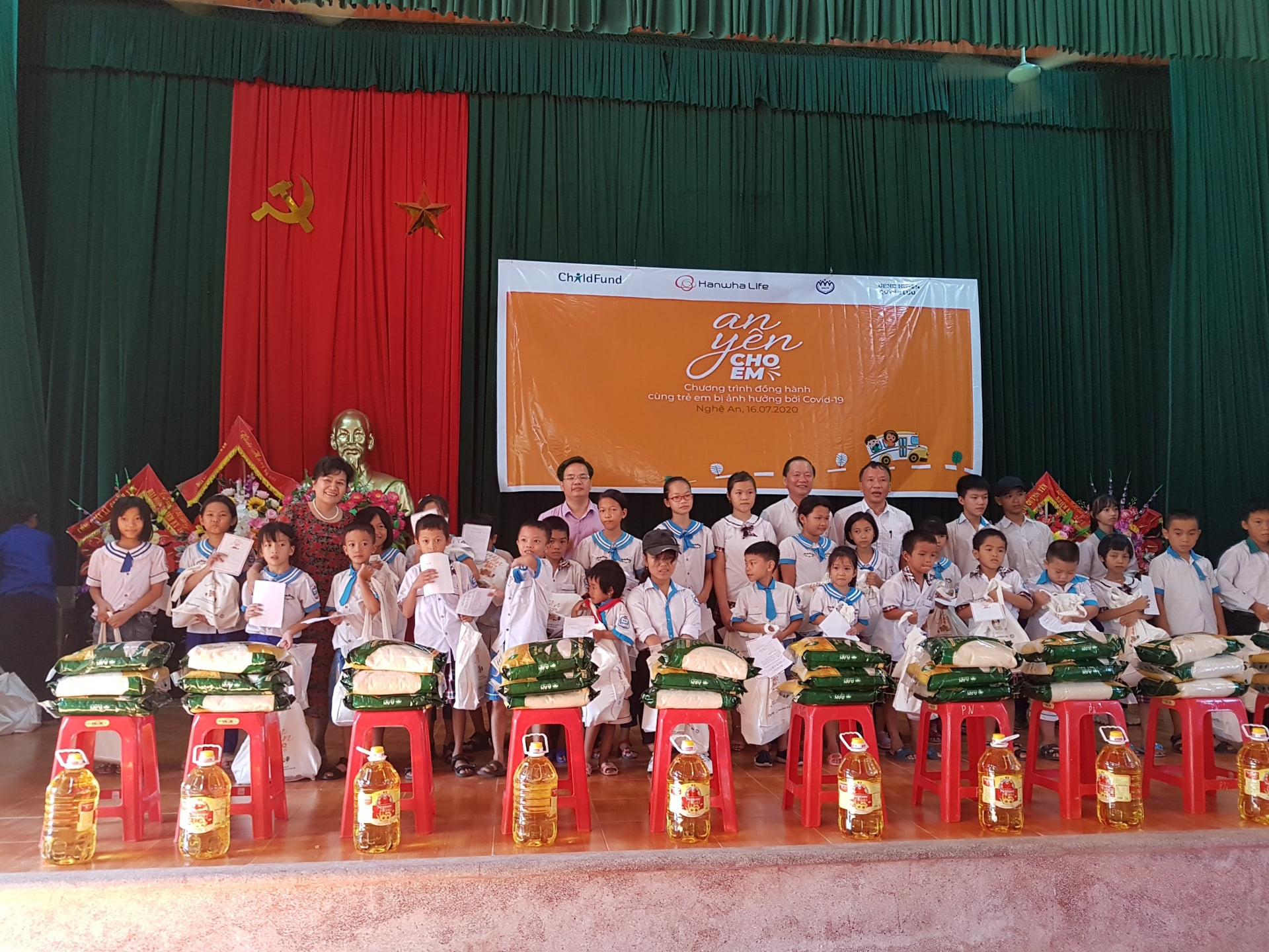 Đại diện 250 bạn nhỏ tại Nghệ An nhận quà từ chương trình An yên cho em. dai dien 250 ban nho tai nghe an nhan qua tu chuong trinh an yen cho em 1