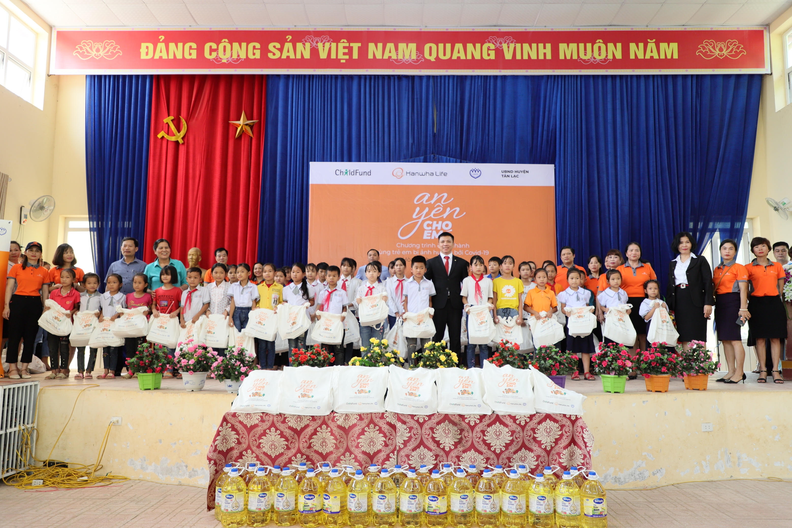 Trao quà cho các em nhỏ tại Tân Lạc, Hòa Bình. trao qua cho cac em nho tai tan lac hoa binh