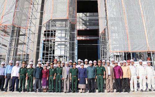 Thủ tướng Lào, Chủ tịch Quốc hội Lào, Đại sứ Việt Nam tại Lào và cán bộ, chiến sĩ Binh đoàn 11 bên chân công trình (Ảnh: Baonhandan) thu tuong lao chu tich quoc hoi lao dai su viet nam tai lao va can bo chien si binh doan 11 ben chan cong trinh anh baonhandan