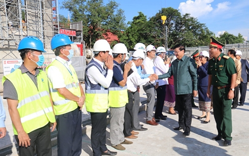 Thủ tướng Lào Thongloun Sisoulith thăm hỏi, động viên cán bộ, chiến sĩ Binh đoàn 11(Ảnh: Baonhandan) thu tuong lao thongloun sisoulith tham hoi dong vien can bo chien si binh doan 11anh baonhandan
