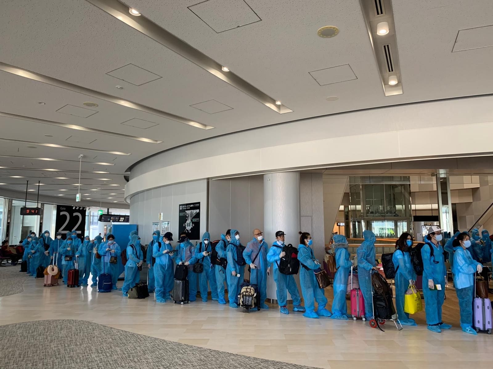 Công dân Việt Nam chuẩn bị lên máy bay trở về nước (Ảnh: Baoquocte) cong dan viet nam chuan bi len may bay tro ve nuoc anh baoquocte