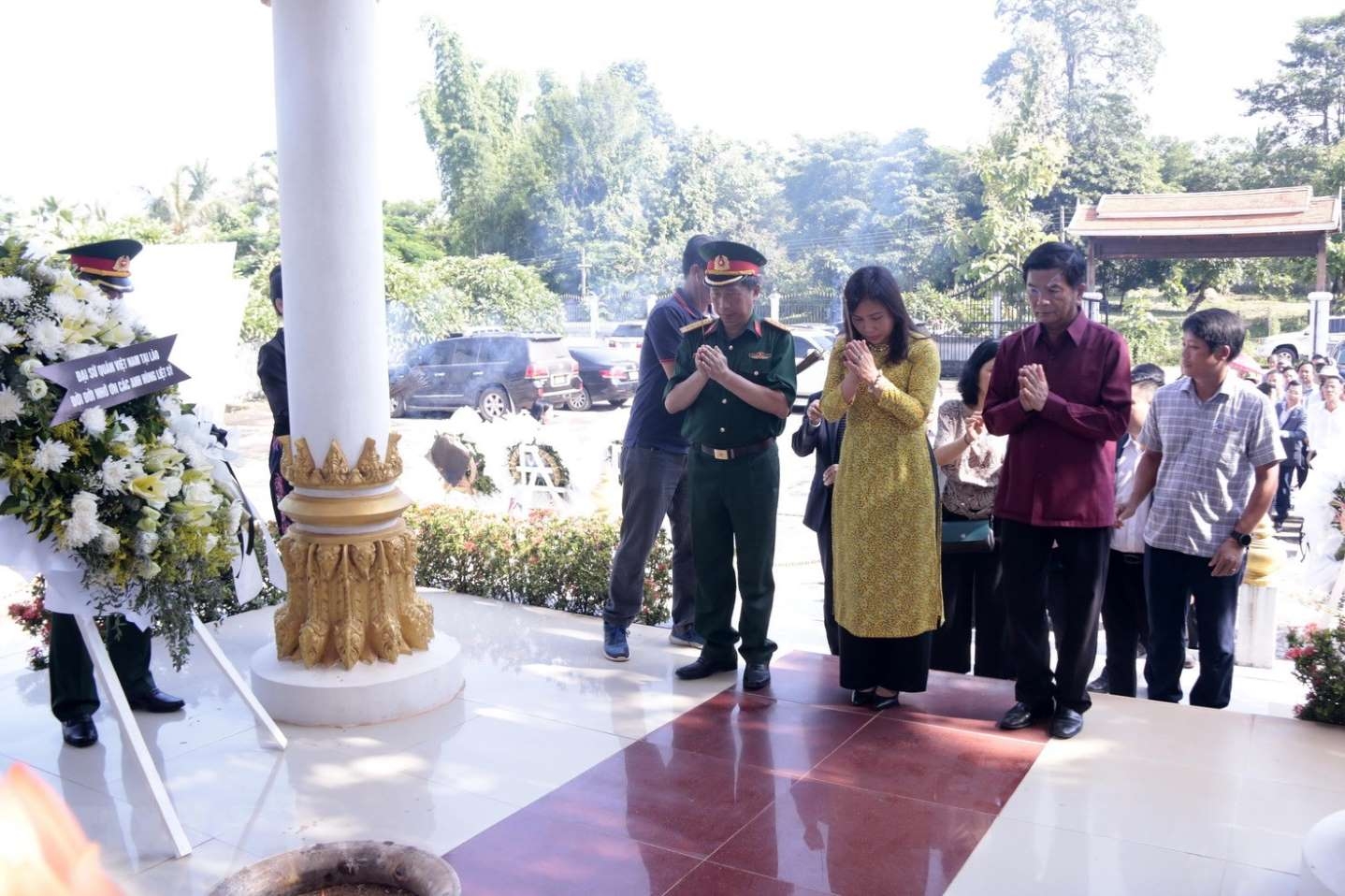 Các đại biểu làm lễ dâng hương tưởng nhớ công lao các anh hùng liệt sỹ (Ảnh: TTXVN) cac dai bieu lam le dang huong tuong nho cong lao cac anh hung liet sy anh ttxvn