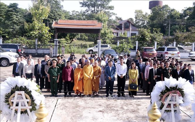Các đại biểu tại lễ dâng hương (Ảnh: TTXVN) cac dai bieu tai le dang huong anh ttxvn