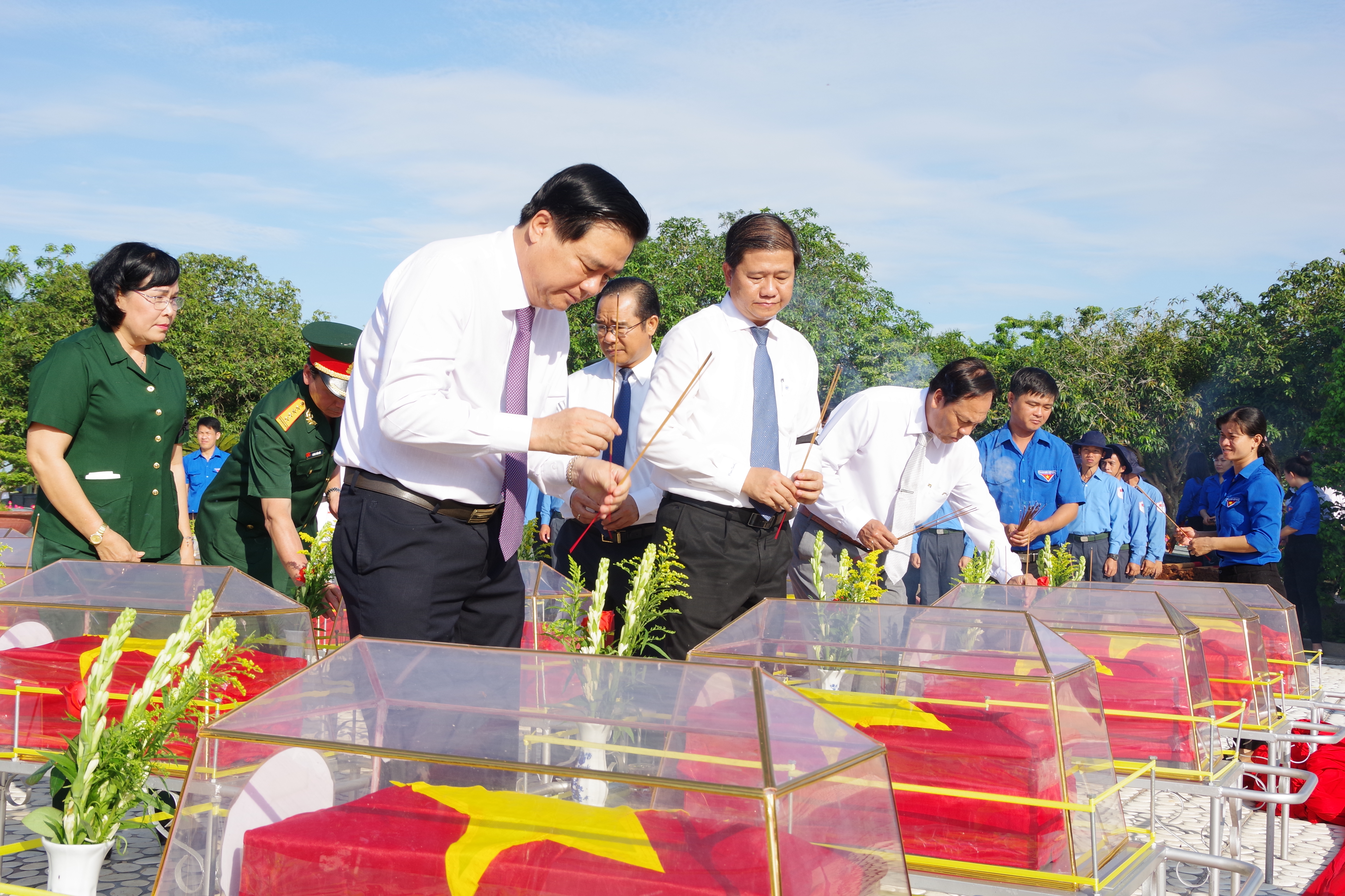 Các đại biểu thắp hương tri ân các liệt sĩ. cac dai bieu thap huong tri an cac liet si