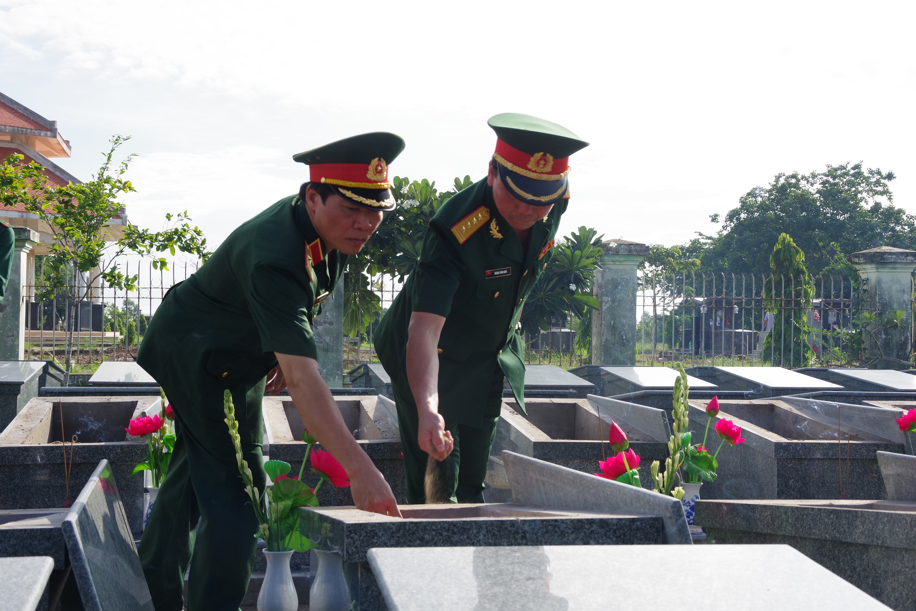 Các đại biểu thắp hương tri ân các liệt sĩ. cac dai bieu thap huong tri an cac liet si 1